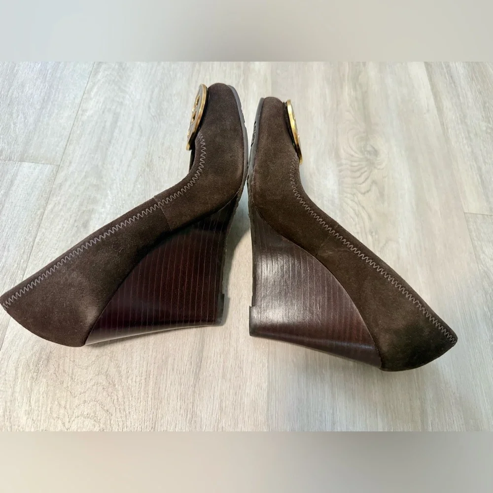 Tory Burch Sophie Brown Suede Wedge Pumps Round Logo  Shoe Size US 5